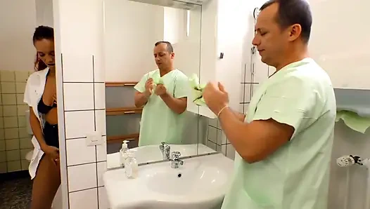 Хорошенькая рыжая девушка трахается в туалете