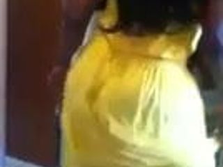 MILF mit großem Hintern im gelben Kleid tanzt