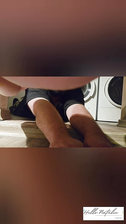 אני משתינה עליו מלמעלה עד למטה