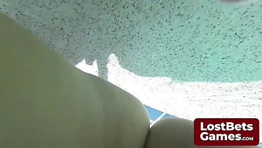 Это был палий день, так что они играли стриптиз заморозить