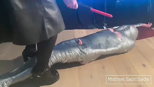 Aşağılama, çiğneme, elektro oyun ve diğer sapık oyunlarla dolu esaret filmi