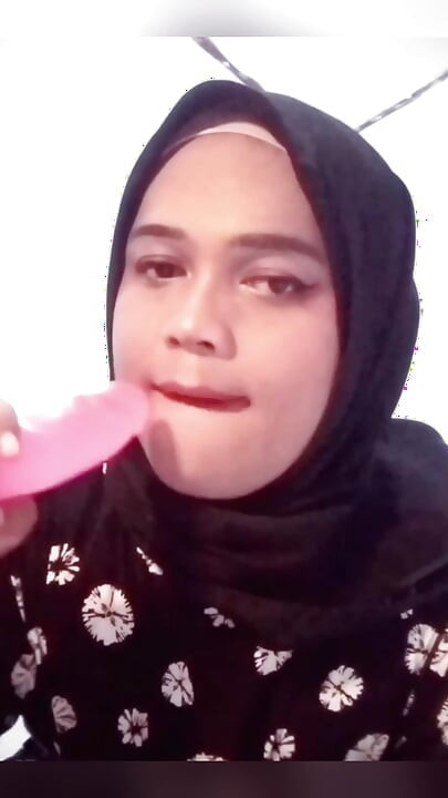 Ivvy Hijab Crossdresser, iført jeans og onanerer deretter