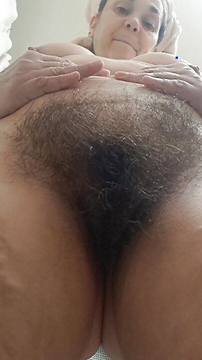 Mamă sexy cu pizda ei păroasă și grasă expusă