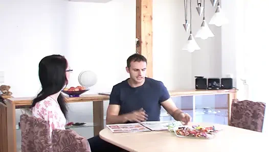 Gözlüklü Alman üvey kız kardeş mutfakta erkek kardeşinin büyük yarağına biniyor