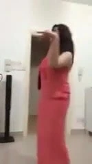 Bela garota árabe dançando.