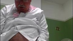 Nonno si masturba in ufficio