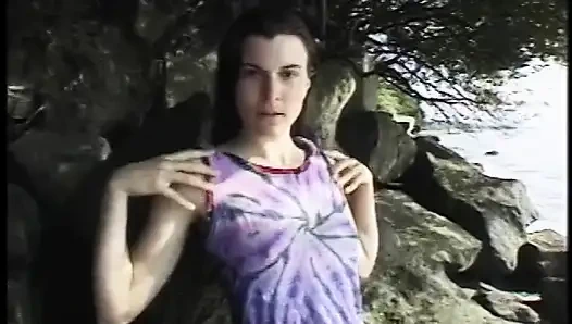 Винтажная волосатая девушка на улице, свободная духом