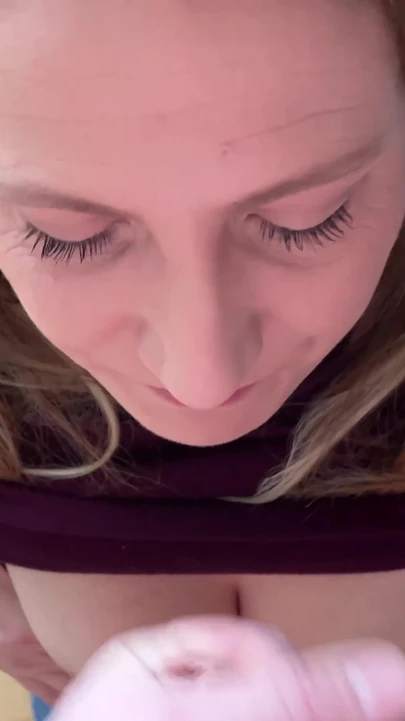 Momento imperdível de "O motor fode Julia Winter em sua velha casa depois que ela derramei tinta em suas roupas"