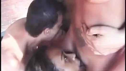 Sidik sırılsıklam sürtükler altın duşta grup sekste sırılsıklam