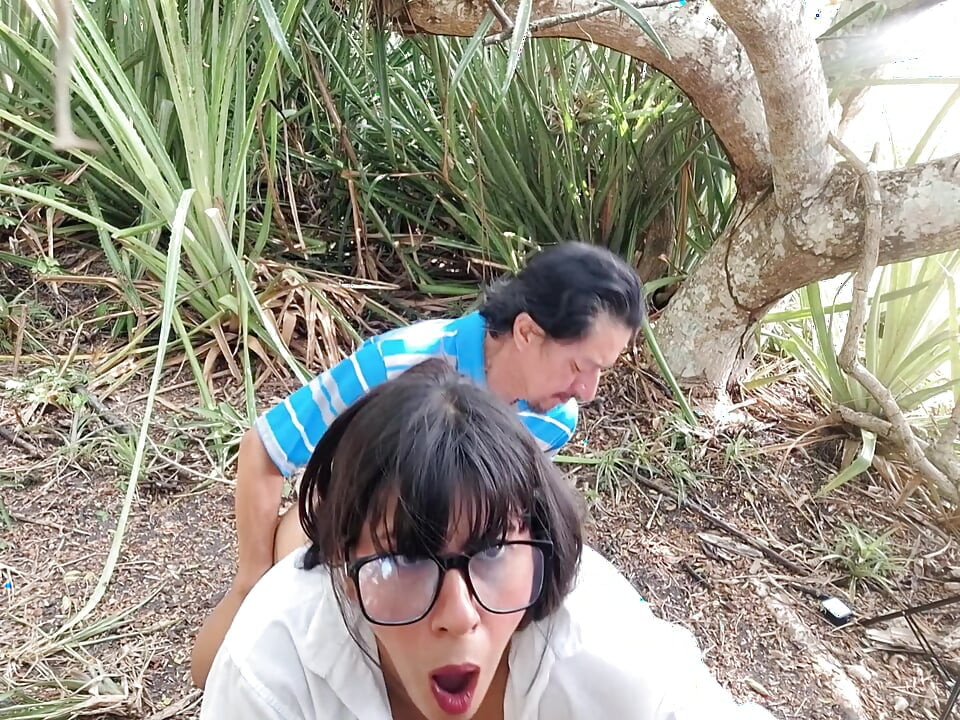 जंगल में मेरी सुंदर, बड़े स्तनों वाली सौतेली बेटी के साथ सेक्स
