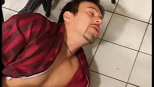 Schätzchen mit dicken möpsen fickt muschi