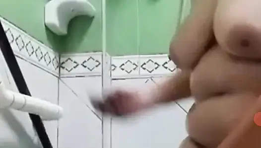 Сначала принять ванну, но внезапно ее умственная игра.u знаю, что она снова играет со своей киской и ее большими сиськами, вау