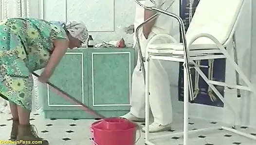 Nenek 92 tahun berbulu difisting dan disetubuhi kasar oleh dokternya