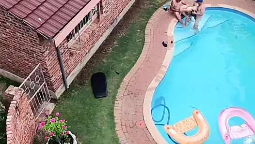 Застукал моих соседей за трахом во время полета с моим дроном