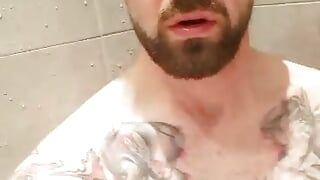 Pisilés a zuhany alatt