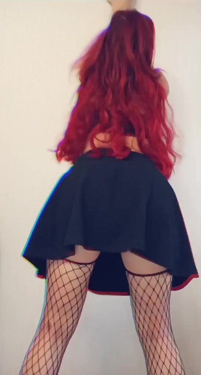 THE BITCH TWISTS HER ASS IN CLOSE-UP!!!