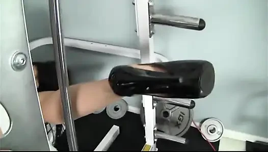Cowok asing lagi ngajak ngentot tante semok kulit hitam kontol besar pria asing di gym