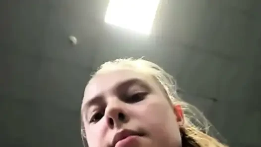 Fingering pussy in the gym jucielussie