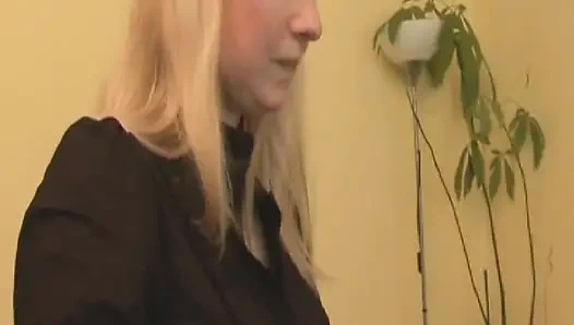 Versohltes französisches blondes schätzchen bekommt ihren arsch hart gebohrt