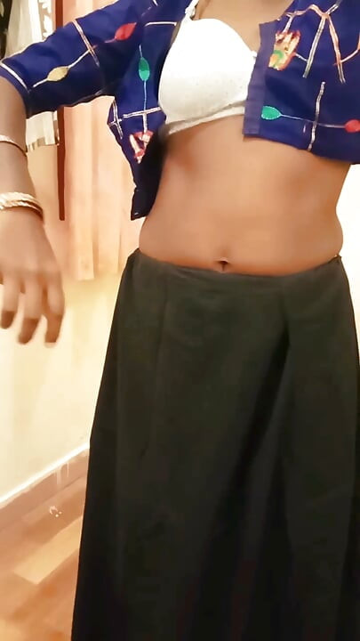 Người vợ Ấn Độ tamil renu khoe thân & mặc quần lót saree chậm rãi trêu chọc bạn thân bí mật! Ấn Độhotwifex