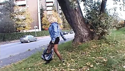 Atemberaubende blonde MILF in sexy schwarzen strümpfen hart gefickt