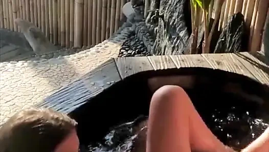 Veranda ngentot pasangan muda di luar ruangan