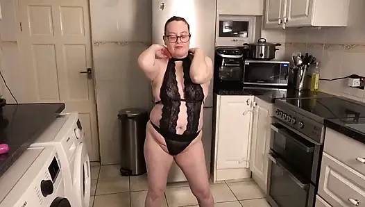 Vibratörlü siyah dantelli iç çamaşırlı seksi soyunma