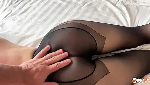 Ich ficke grob brünette mit dickem arsch in geschretterten strumpfhosen und komme auf ihre muschi, pOV