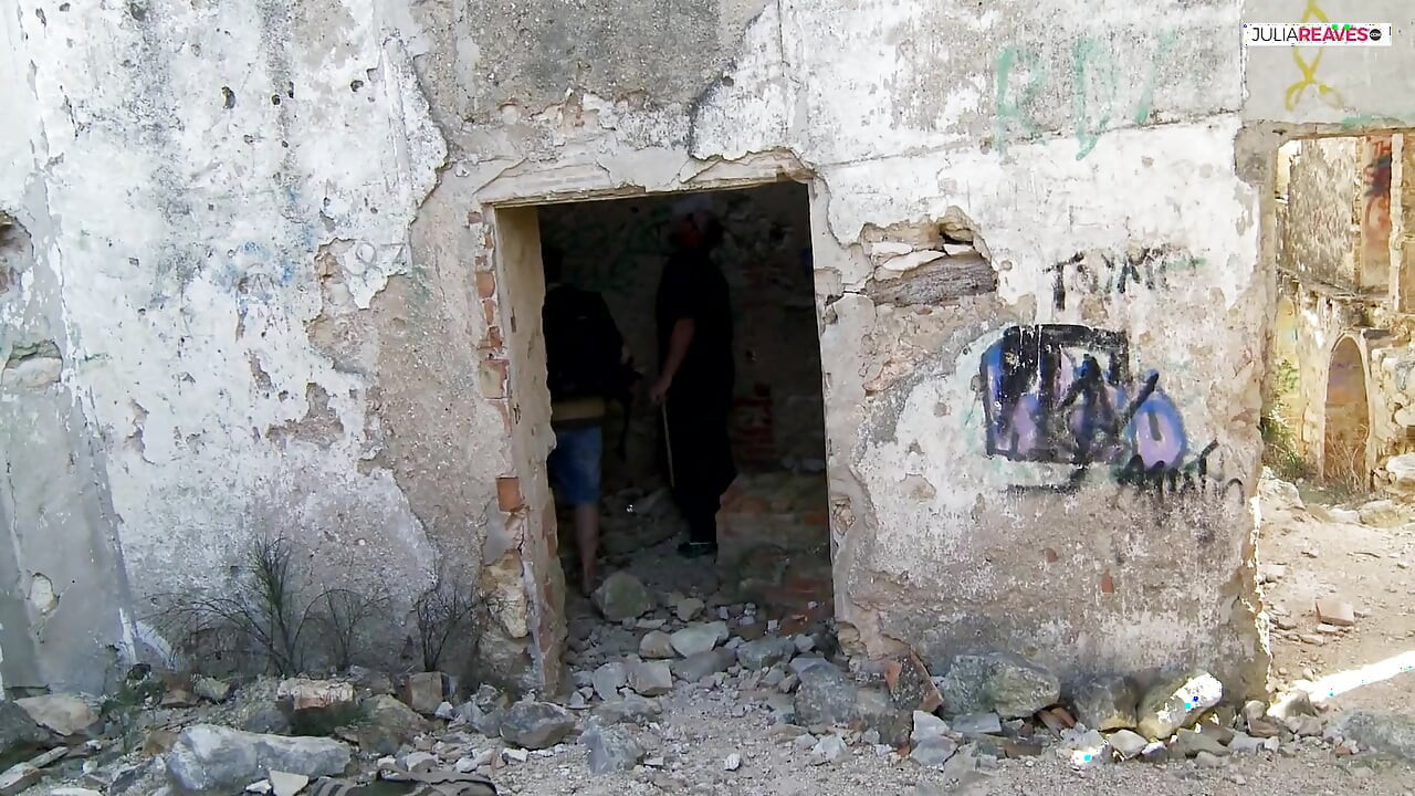 Couple fucks in an abandoned courtyard