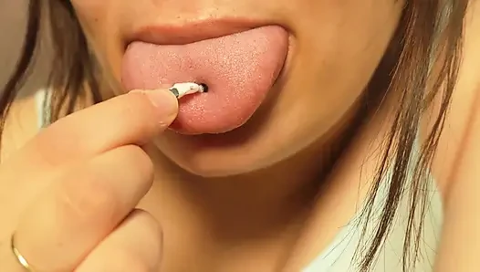 Mädchen mit riesin entwappt eine candy, ist aber überrascht, weil es einen kleinen mann in der Candy Bag ist - sie ist neugierig darauf zu sehen, was es ist