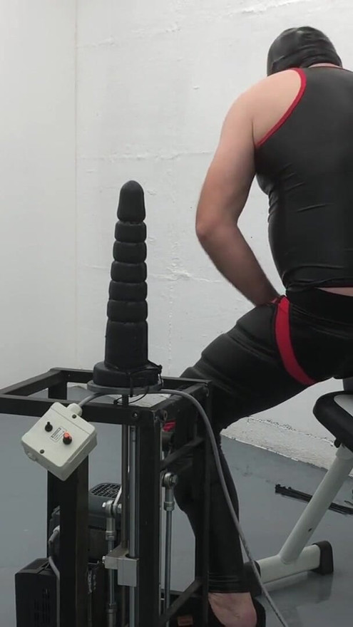 Front view fucking machine Mr Ed dildo huge plug maskulo leggings | Clip 2