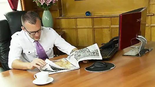 Блондинка с большими сиськами наказывает своего босса в его офисе