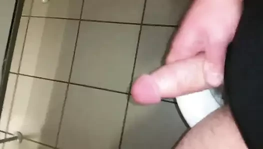 Mal wieder notgeil auf dem Klo abgeschleimt