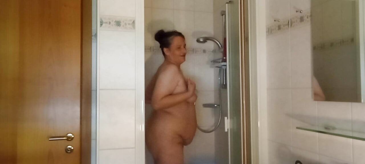 Reife Frau unter der Dusche… bist du Goldkette oder schon meine Villa?