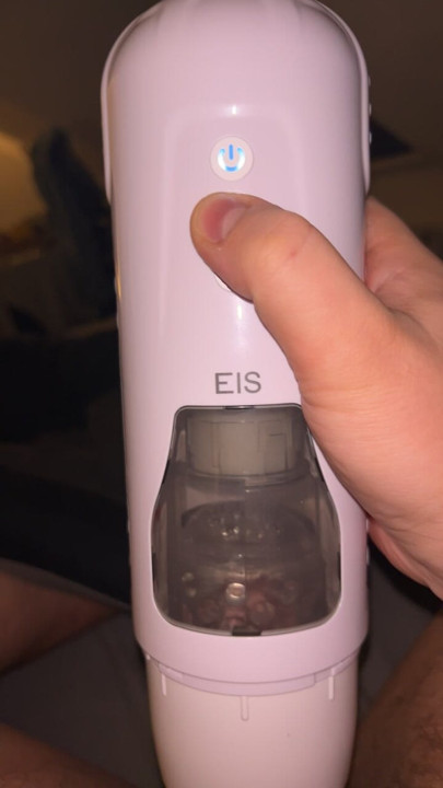Alman adam ilk kez yeni oyuncağı deniyor
