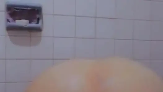 Lagi asik main sama dulceivanka di kamar mandi