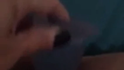 Подруга играет