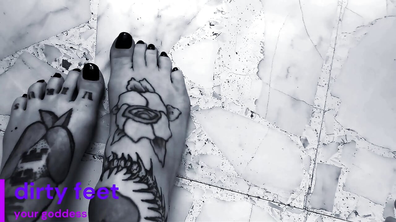 Hola bebé para y mira mis pies