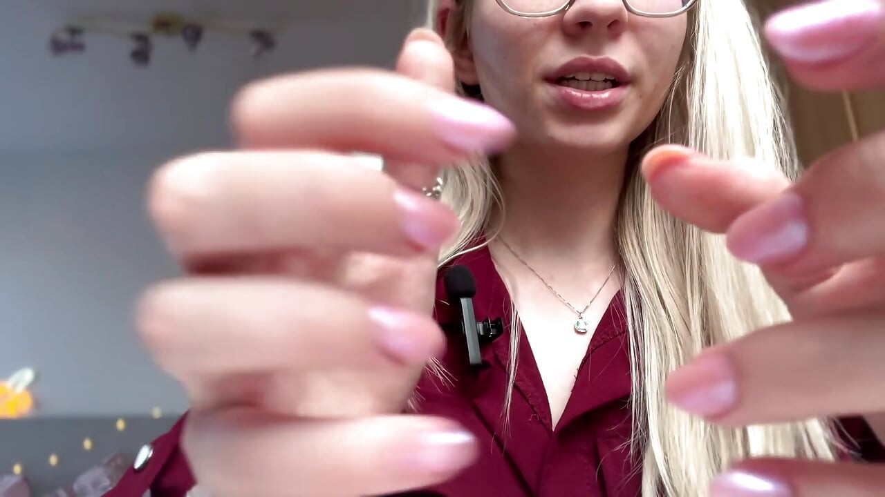 Mean Girl straffer dig med Tickles Asmr