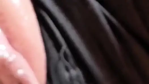 Sekretaris seksi lagi asik nyepong kontol bosnya sendiri