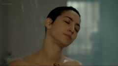 Sofia Gala Castiglione nua em uma cena de prisão no chuveiro