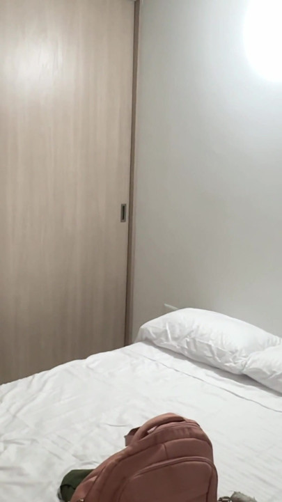 Aku menonton cewek latina muda di lemari setelah keluar dari kamar mandi, kami akhirnya keenakan waktu dia minta aku crot di dalam memeknya. | Klip 1