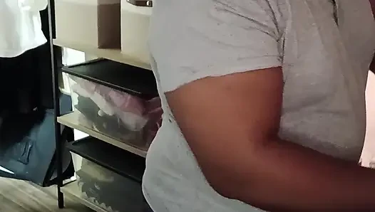 Tombul zenci baba çamaşırları iç çamaşırlarında yıkıyor!