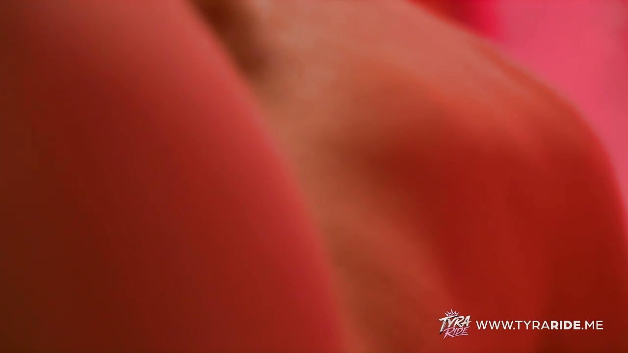 Curvilíneas lingerie lésbicas com mamilos perfurados no vapor