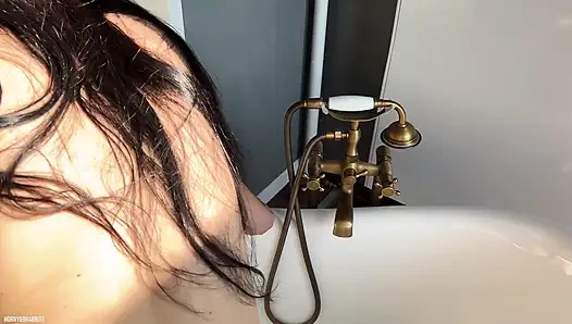 Sonnenbeschiene titten und morgenkopf - sie wäscht meinen schwanz mit ihrer kehle