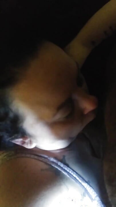 Une grosse salope se réveille pour une tête et une chatte