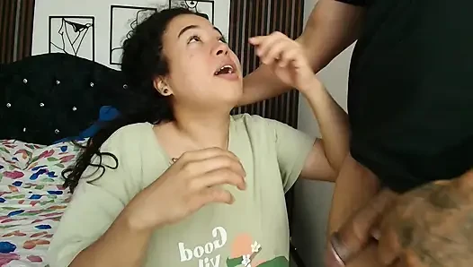 Beni emiyor ve sonra büyük amıyla oynamaya başlıyor