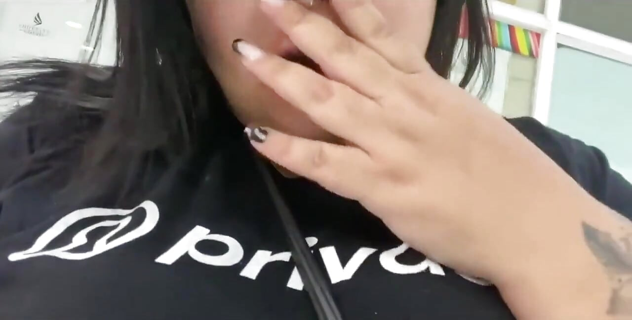 Grandota traviesa fue al baño en el centro comercial, le puso el plug en el culo y lo disfrutó - Mary Jhuana