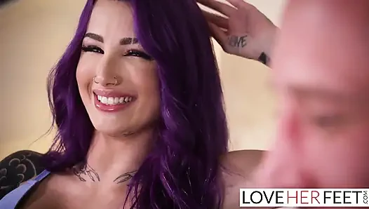 Das tätowierte schätzchen valerica steele gibt footjob vor dem ficken
