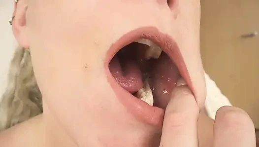 Giantess küçük bir tuzak kuruyor